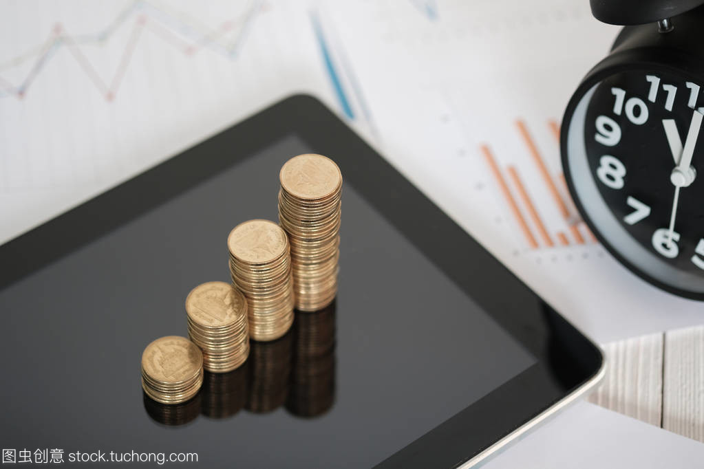 用平板電腦和財務(wù)圖進行硬幣棧和鬧鐘的步驟