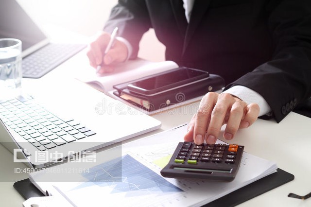 與財(cái)務(wù)部門合作的商人手關(guān)于成本和計(jì)算器businessman hand working with finances about cost and calculator